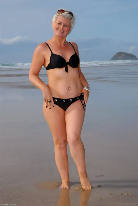 Short-Haired Mature Blonde Spreads Her Pierced Pussy on the Beach – photo 19 of 20