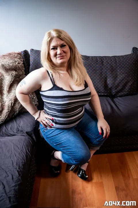 Blonde BBW in Jeans Sucks and Fucks on the Sofa – photo 1 of 21