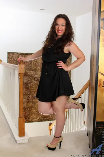 Katrina Sobar – Curvy Mature Brunette Undresses and Spreads Her Pussy