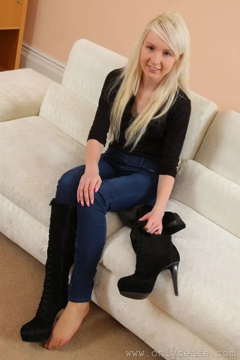 Samantha Louise: Slim British Blonde Poses in Jeans and Stockings – photo 7 of 21