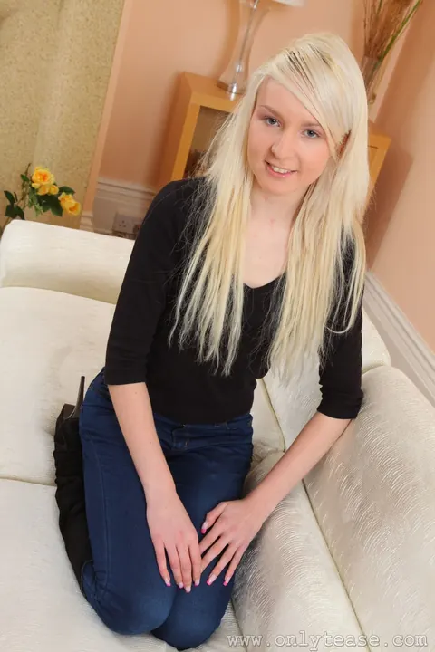 Samantha Louise: Slim British Blonde Poses in Jeans and Stockings – photo 4 of 21