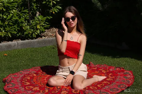 Liz Ocean: Brunette with Small Natural Tits Spreads Her Pussy in the Backyard – photo 1 of 16