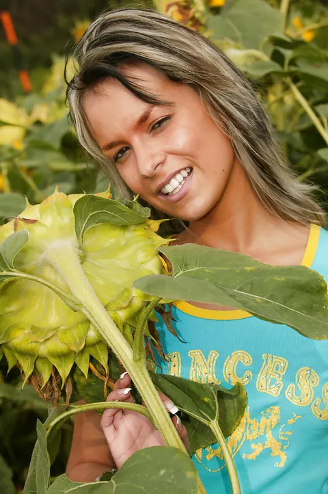 Woman Strips Out of Her Jeans and Spreads Outdoors – photo 1 of 16