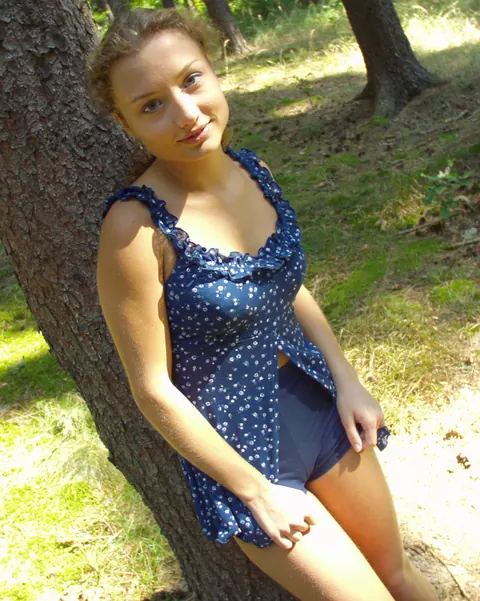 Slim Woman Bares All in the Forest and Fingers Herself – photo 3 of 21