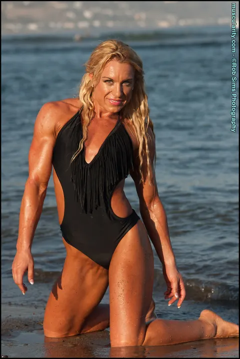 Blonde PAWG Flaunts Her Big Ass in a Black Bikini on the Beach – photo 14 of 15