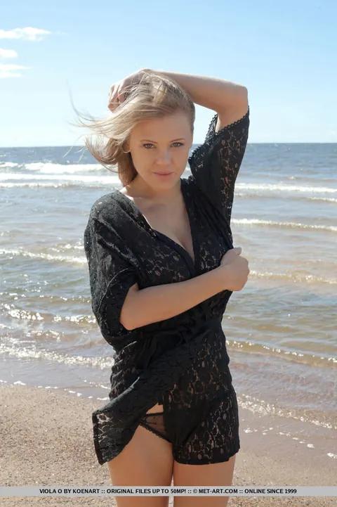 Viola Bailey: Blonde European Bares Her Big Natural Tits on the Sand – photo 2 of 18
