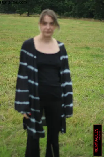 Woman Poses Fully Nude for the Camera