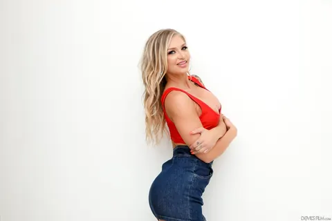 Alison Avery: Blonde MILF Shows Off Her Curves in a Denim Miniskirt – photo 11 of 15