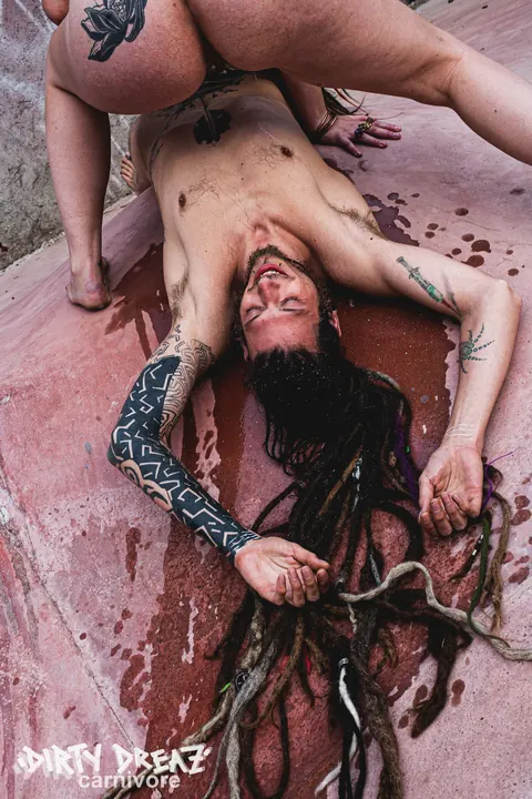 Thick Tattooed Hairy Woman Urinates on Her Man at a Skate Park – photo 6 of 16
