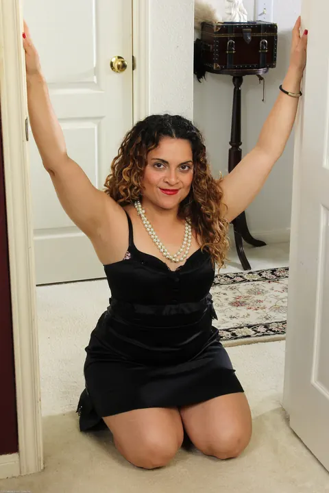 Drew Jones: Petite Spanish MILF Strips Nude and Shows Her Body – photo 2 of 21
