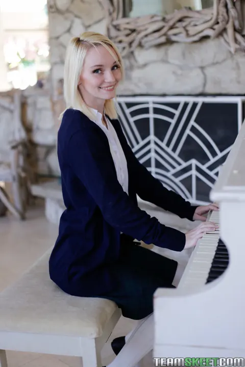 Sammie Daniels: Skinny Blonde Bares All in Socks and Spreads – photo 2 of 16