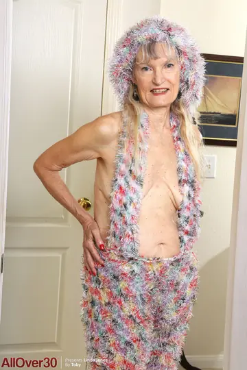 Lisa Cognee – Slim MILF Undresses and Spreads Her Legs