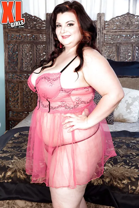 Lucy Lenore: Curvy Brunette MILF Shows Her Big Tits in Pink Lingerie – photo 2 of 16