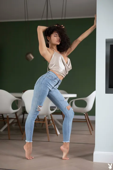 Layla Balan: Slim German Woman Undresses and Poses Fully Nude – photo 3 of 21