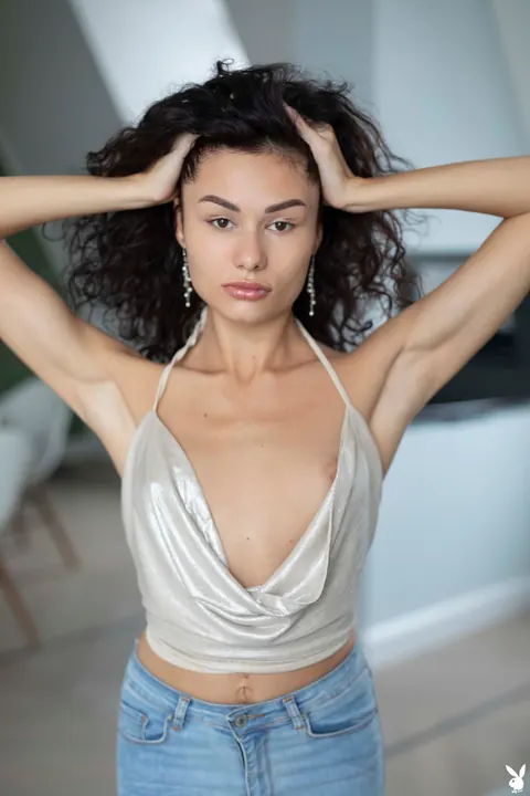 Layla Balan: Slim German Woman Undresses and Poses Fully Nude – photo 2 of 21