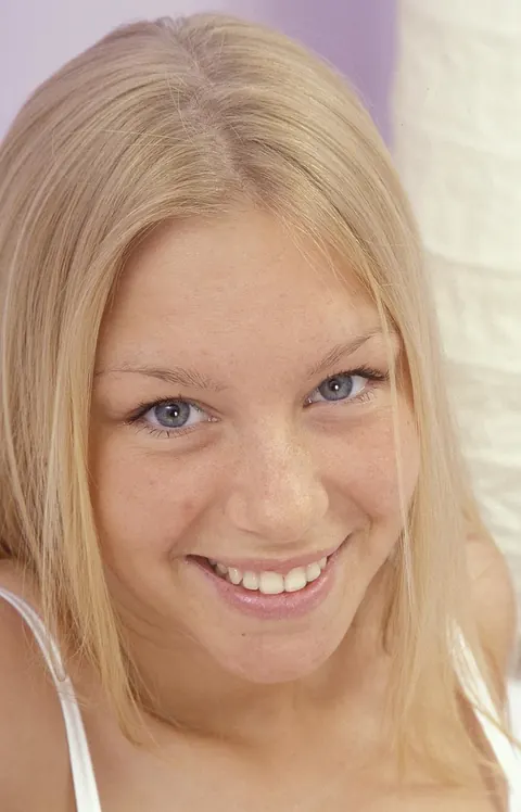 Short-Haired Blonde Strips Nude and Spreads Her Trimmed Pussy – photo 1 of 20