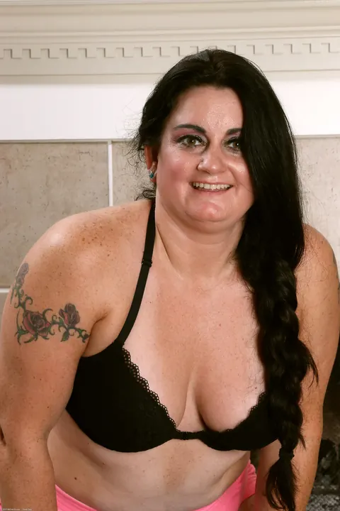 Victoria Powers: Chubby Brunette Strips Out of Her Shorts and Spreads Her Hairy Pussy – photo 6 of 21