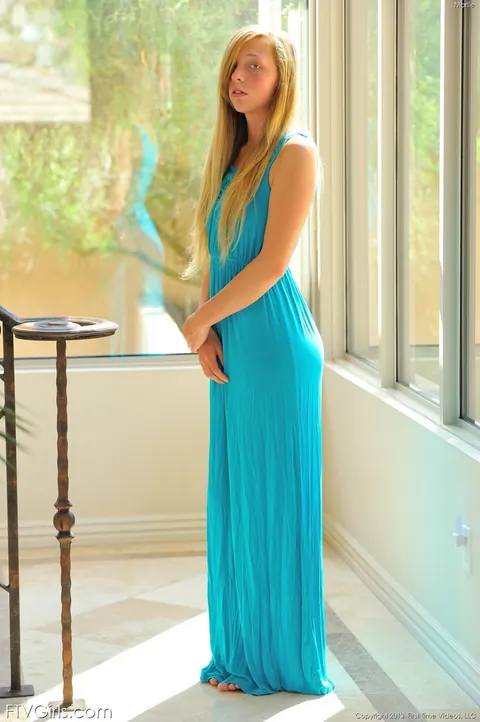 Marley Kunis: Blonde Woman Spreads Her Shaved Pussy on Her Knees – photo 2 of 16