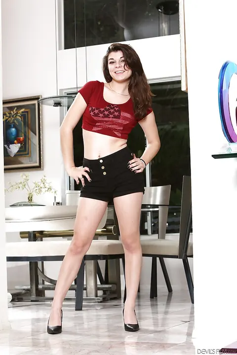 Gensen Giavonni: Brunette in Shorts and Heels Shows Her Shaved Pussy – photo 1 of 16