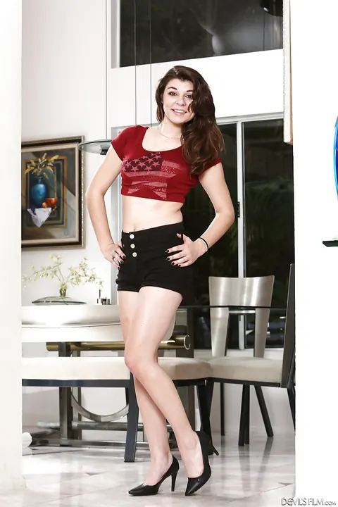 Gensen Giavonni: Brunette in Shorts and Heels Shows Her Shaved Pussy – photo 2 of 16