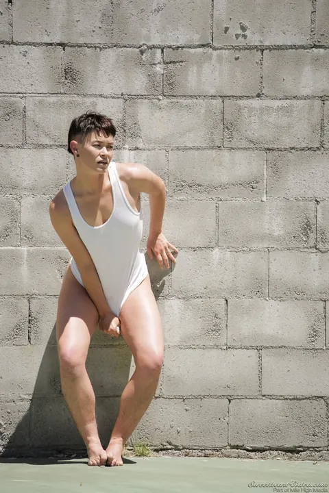 Jiz Lee: Short-Haired Brunette MILF Strips Nude to Show Her Hairy Bush – photo 10 of 15