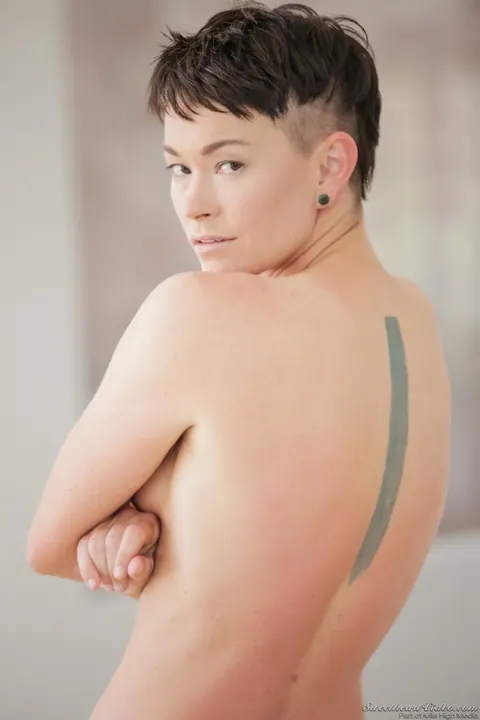 Jiz Lee: Short-Haired Brunette MILF Strips Nude to Show Her Hairy Bush – photo 6 of 15