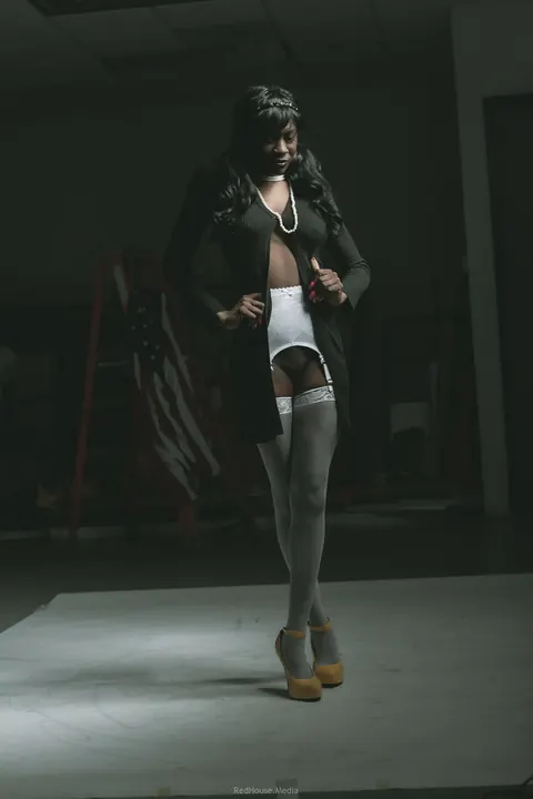 Ebony Woman in Stockings and Heels Poses Nude – photo 10 of 21