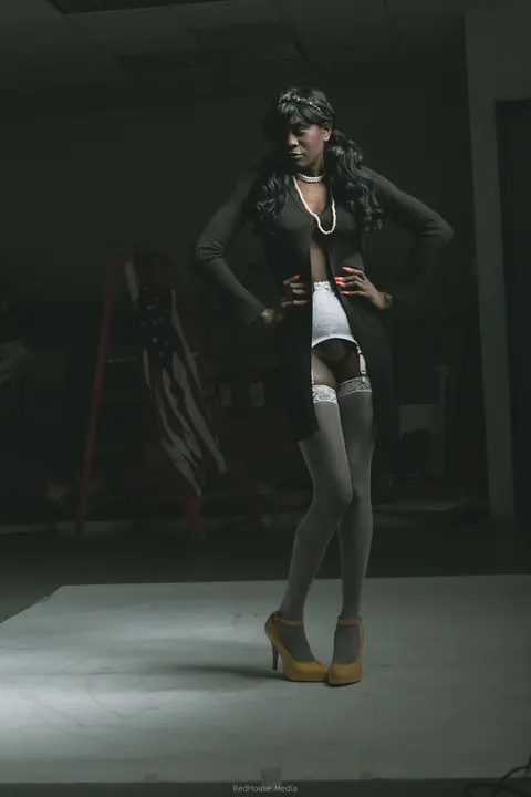 Ebony Woman in Stockings and Heels Poses Nude – photo 12 of 21
