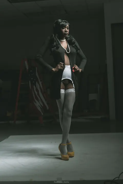 Ebony Woman in Stockings and Heels Poses Nude – photo 11 of 21