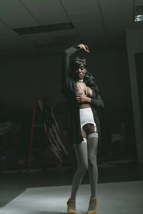 Ebony Woman in Stockings and Heels Poses Nude – photo 21 of 21