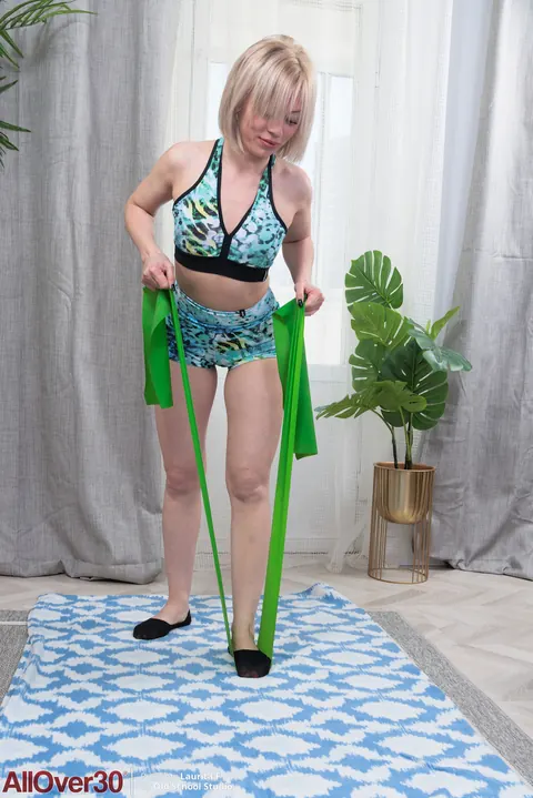 MILF Poses Fully Nude and Displays Her Body – photo 3 of 21
