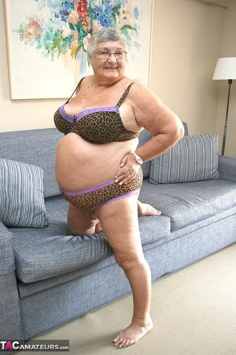 BBW Brunette in Glasses Poses Naked and Spreads Her Legs Wide – photo 9 of 20