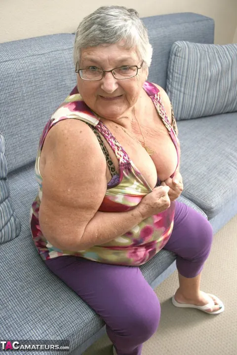 BBW Brunette in Glasses Poses Naked and Spreads Her Legs Wide – photo 4 of 20