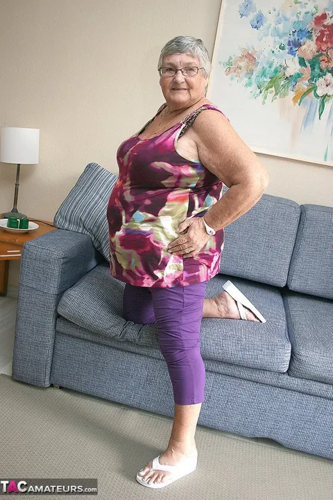 BBW Brunette in Glasses Poses Naked and Spreads Her Legs Wide – photo 2 of 20