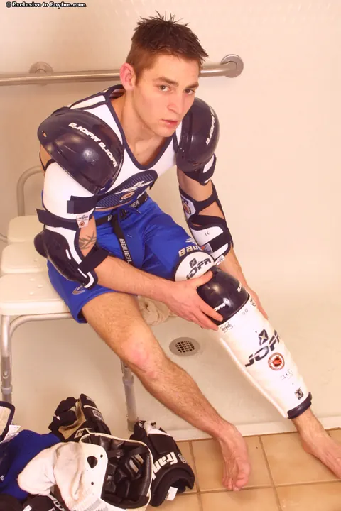 Athletic Guy Sheds His Sports Uniform and Strokes in the Bathroom – photo 4 of 21