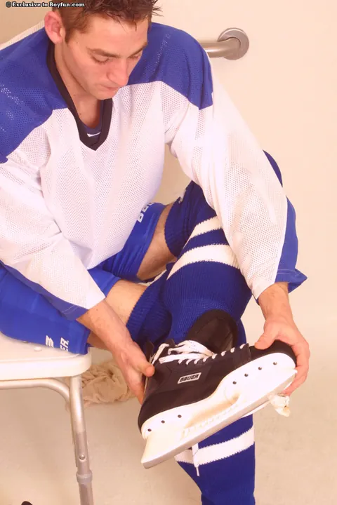 Athletic Guy Sheds His Sports Uniform and Strokes in the Bathroom – photo 2 of 21