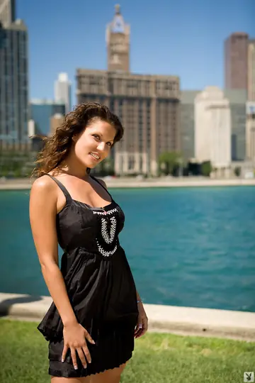 Jia Lynn – Brunette MILF Strips and Poses Nude in a Hotel Room