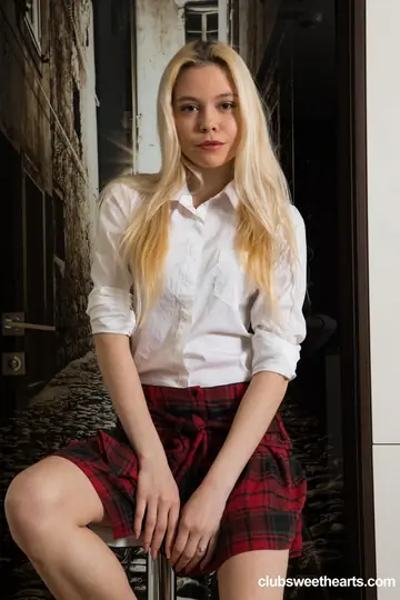 Margot Reese – Skinny Ukrainian Blonde Gets Fucked After Kissing Her Man