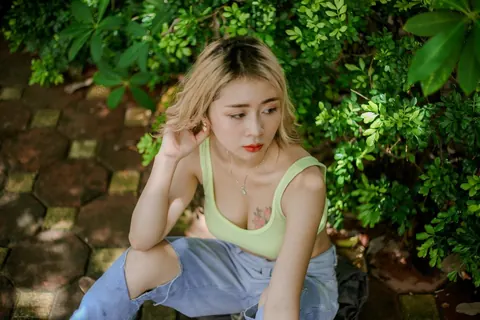 Petite Asian Babe Poses in Jeans Outdoors – photo 10 of 21