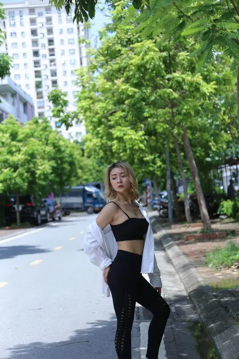 Petite Asian Babe Poses in Jeans Outdoors – photo 5 of 21