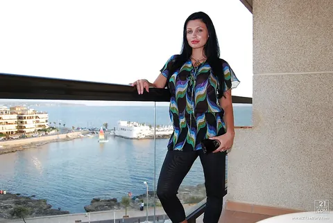 Aletta Ocean: Busty Brunette Flaunts Bikini and Glasses on the Beach – photo 8 of 16