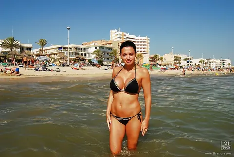 Aletta Ocean: Busty Brunette Flaunts Bikini and Glasses on the Beach – photo 4 of 16