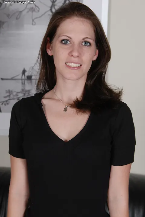 Tall MILF Removes Her Jeans and Spreads Her Shaved Pussy – photo 1 of 21