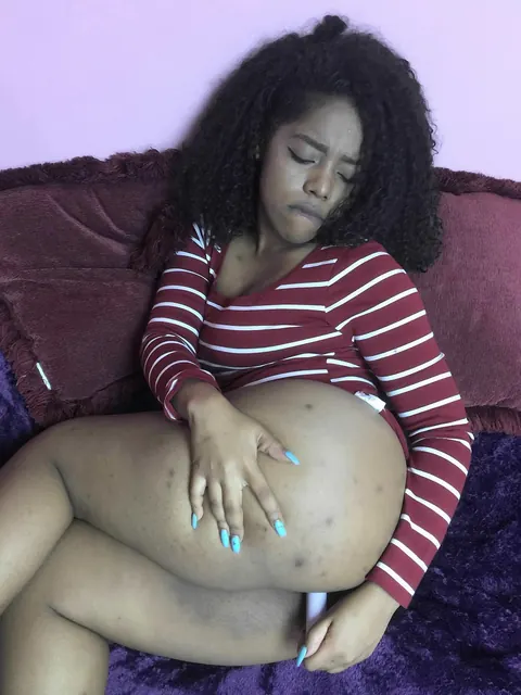 Layla Finesse: Ebony BBW Fingers Her Shaved Pussy and Toys Deep – photo 20 of 21