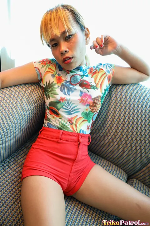 Filipina Amateur Undresses and Poses Nude – photo 5 of 21