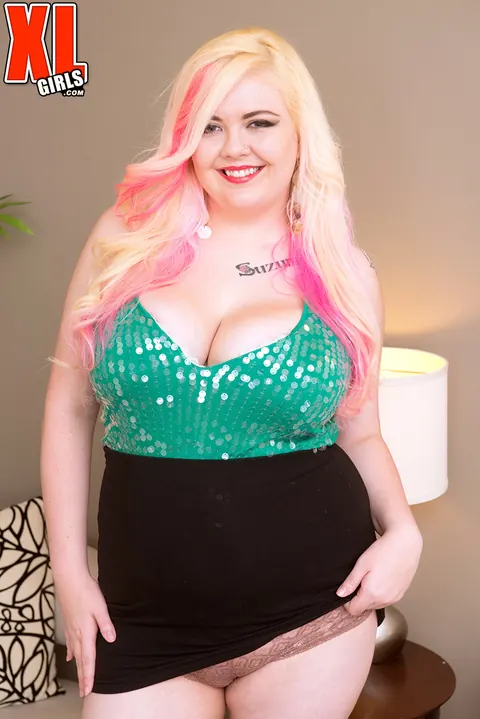 Suzumi Wilder: Blonde BBW Reveals Her Big Natural Tits in Lingerie – photo 4 of 16