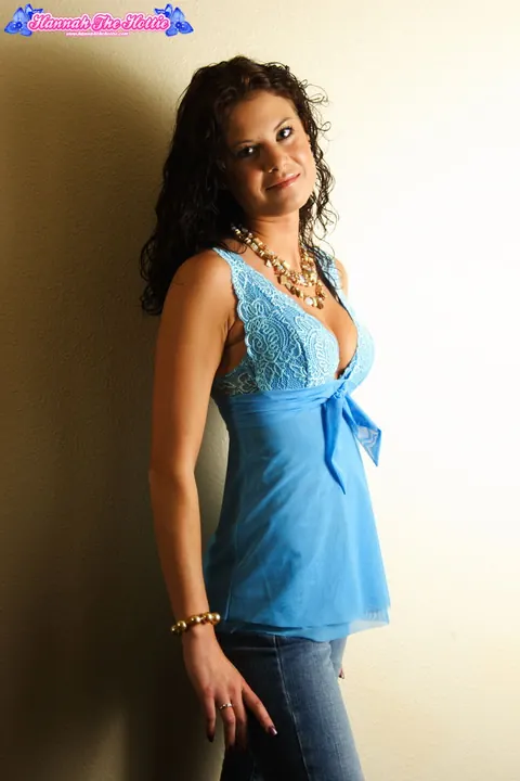 Brunette Amateur Reveals Cleavage in Denim Jeans – photo 3 of 12