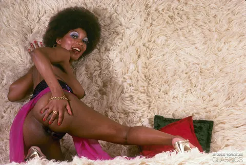 Busty Ebony MILF in Heels Spreads Her Hairy Pussy Wide – photo 7 of 12
