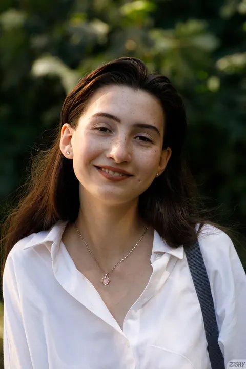 Tamara Damachuk: British Amateur Flashes Her Ass and Kisses Him in the Car – photo 9 of 12