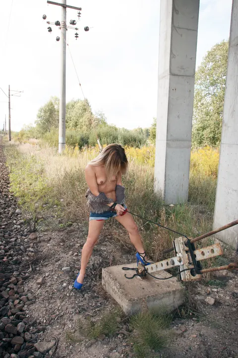 Linda Z: Tall Blonde in High Heels and Shorts Spreads Outdoors – photo 11 of 21